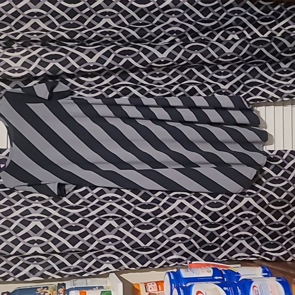 Lularoe Carly L. Black and Grey. - Picture 3 of 4